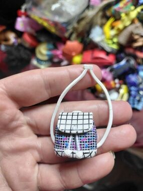 doll backpack accessory from the L.O.L. Surprise! O.M.G. Series 3 Class Prez fas